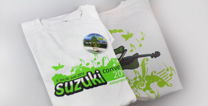 Suzuki Convention - Event-T-Shirt, Namensschild